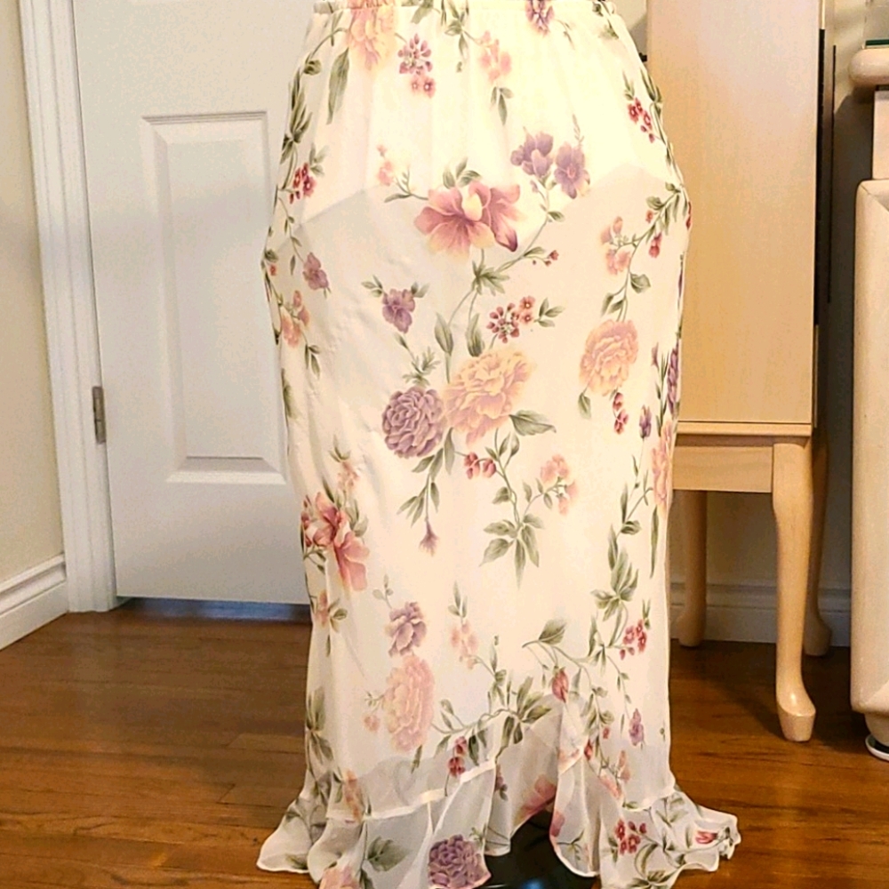 Skirt and blouse set.